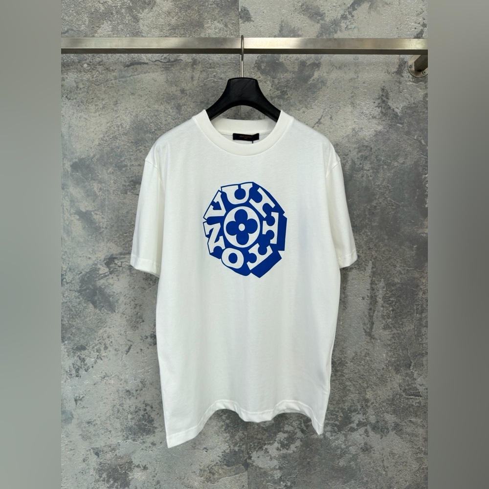 LOUIS VUITTON LOGO PRINT T-SHIRT !!!
Code. 1AIMLA